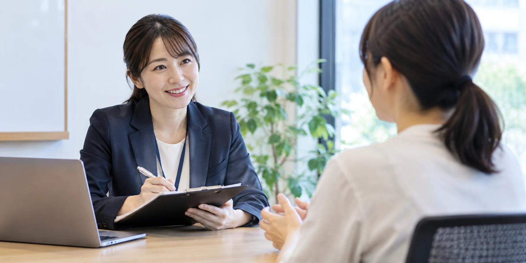 調査員が職員と1対1で対話しながら調査票をもとに聞き取りを行う様子